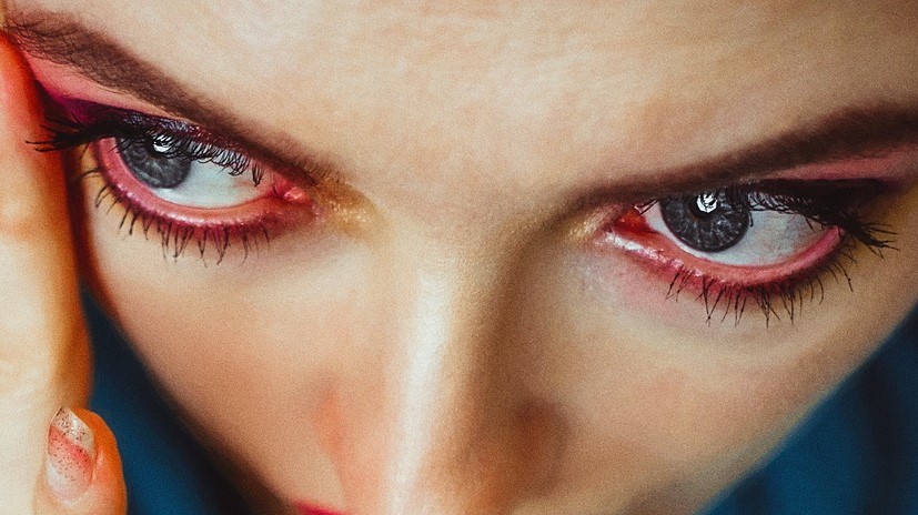 close-up sur regard d'une femme avec maquillage couleur rouge rose, 14 excuses pour ne pas faire l'amour, mamanagacee.com