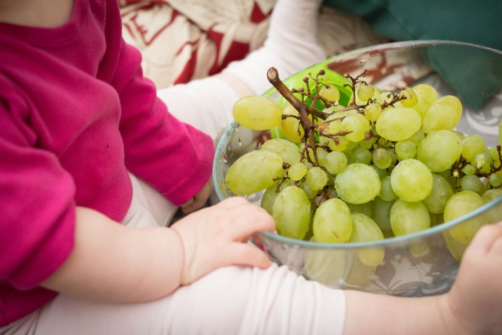 diversification alimentaire : bébé veut manger seul, raisins, introduction des fruits et légumes, mamanagacee.com