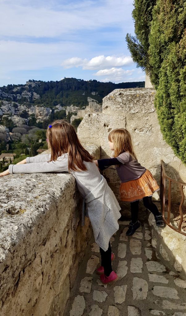 2 enfants aux Baux de Provence, regardant la vue