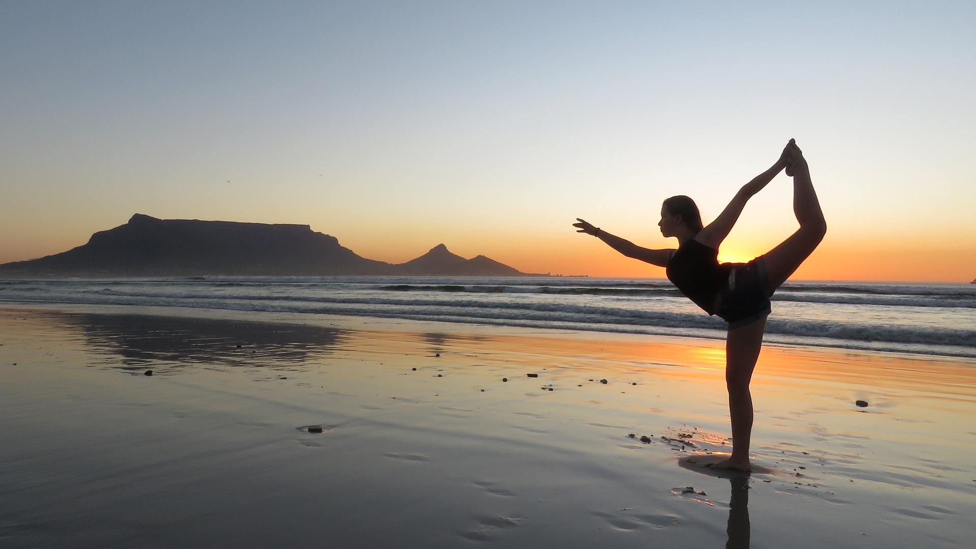 Femme faisant du yoga bord de plage