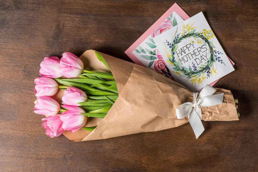 Cadeau de fête des mères, Bouquet de tulipes roses avec carte fete des mères