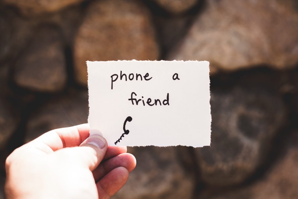 Calmer une crise d'angoisse rapidement : appeler un ami, sms.