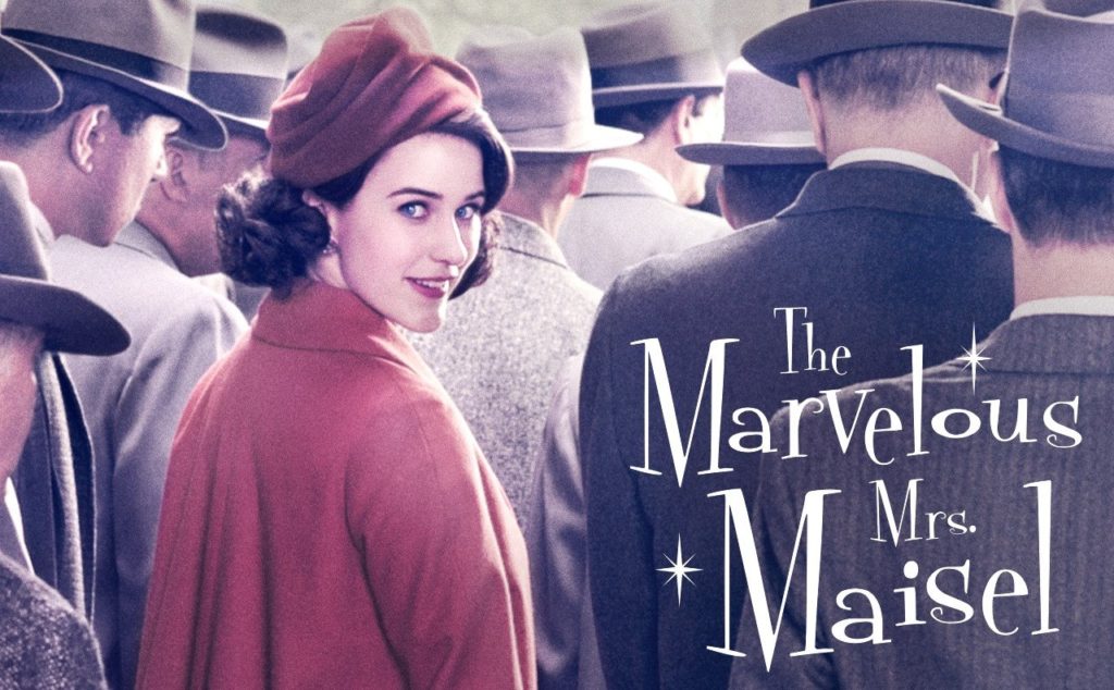 Affiche the Marvelous Mrs Maisel, une femme habillée en rouge se retourne entourée d'hommes, meilleures séries avec des femmes de caractère