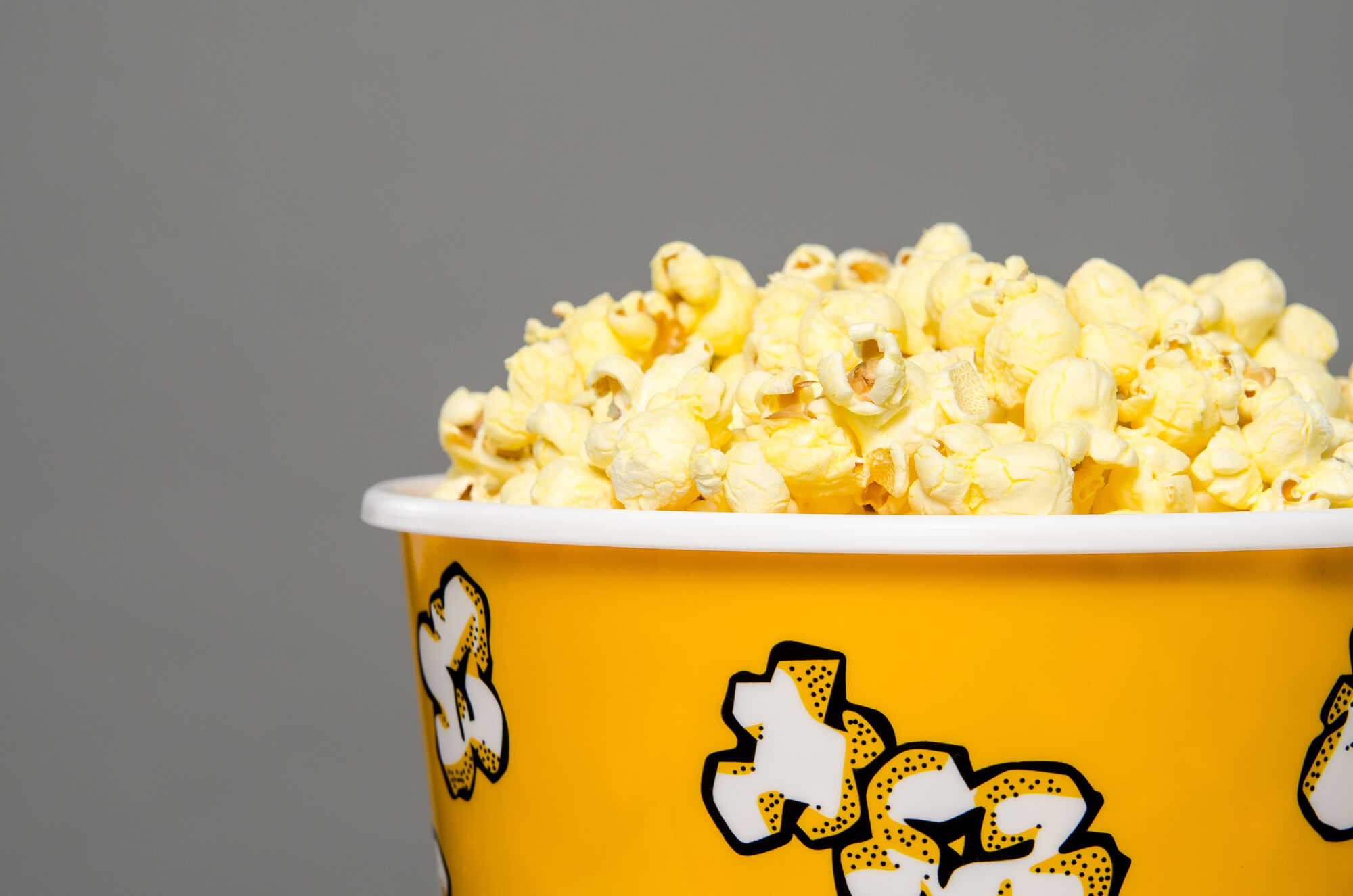 Films feel good pour se sentir mieux, popcorn dans pot jaune vu partiellement